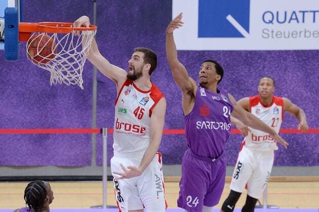 Basket, Dunking of David Kravish Brose Bamberg L , Aubrey Dawkins BG Goettingen behind , Basketball, Bundesliga, BBL, BG Goettingen Brose Bamberg, 29 01 2021, BG Goettingen Brose Bamberg, Basketball, Bundesliga, GER, BBL, 29 01 2021 Goettingen Copyright: xEibner-Pressefotox-xRolandxSippelx