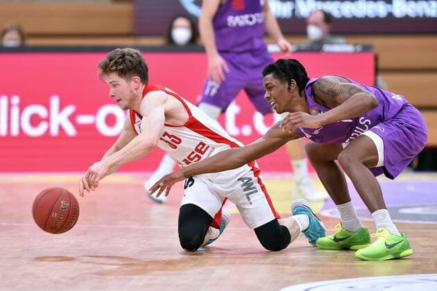 Fight for the ball between Bennet Hundt Brose Bamberg L and Dieshuan Booker BG Goettingen , Basketball, Bundesliga, BBL, BG Goettingen Brose Bamberg, 29 01 2021, BG Goettingen Brose Bamberg, Basketball, Bundesliga, GER, BBL, 29 01 2021 Goettingen Copyright: xEibner-Pressefotox-xRolandxSippelx