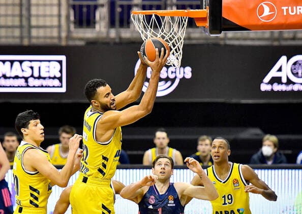 29 01 2021, xlakx, Basketball EuroLeague, Alba Berlin Real Madrid emspor, v l Ben Lammers Alba Berlin, No 50 ,Johannes Thiemann Alba Berlin, No 32 ,Fabien Causeur Real Madrid, No 1 ,Louis Olinde Alba Berlin, No 19 Berlin