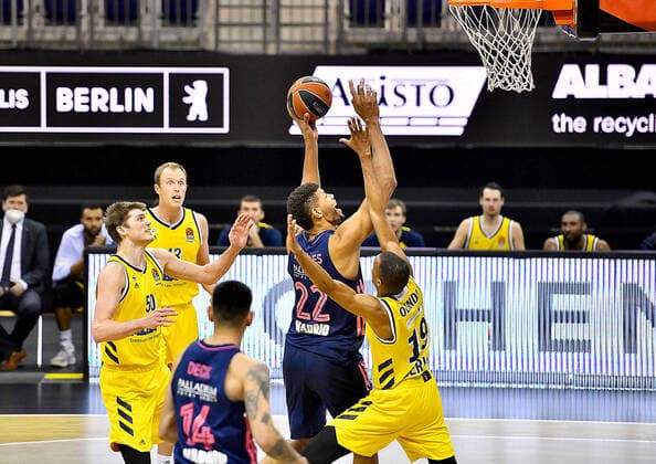 29 01 2021, xlakx, Basketball EuroLeague, Alba Berlin Real Madrid emspor, v l Ben Lammers Alba Berlin, No 50 ,Luke Sikma Alba Berlin, No 43 ,on the ball Walter Samuel Tavares da Veiga Real Madrid, No 22 ,Louis Olinde Alba Berlin, No 19 ,Gabriel Deck Real Madrid, No 14 Berlin