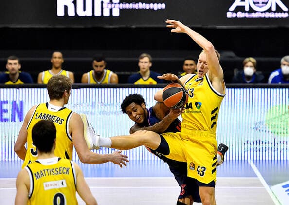 29 01 2021, xlakx, Basketball EuroLeague, Alba Berlin Real Madrid emspor, v l Jonas Mattisseck Alba Berlin, No 09 ,Ben Lammers Alba Berlin, No 50 ,Trey Thompkins Real Madrid, No 33 ,Luke Sikma Alba Berlin, No 43 Berlin
