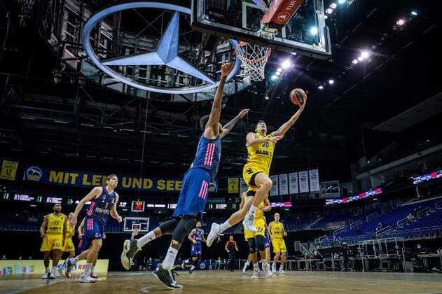 Basketball Berlin 29 01 2021 Season 2020 2021 Euroleague Regualar Season Alba Berlin vs Real Madrid Simone Fontecchio Alba Berlin, No 20 Trey Thompkins Real Madrid, No 33