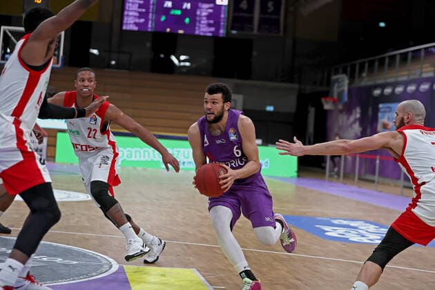 GSD zje123 Season 2020 21 Easy credit Basketball Bundesliga BG Göttingen Brose Bamberg Göttingens Luke Nelson on the ball against Bambergs Shevon Thompson left and Alex Ruoff right.