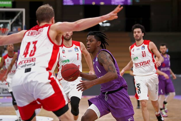 GSD zje123 season 2020 21 Easy credit Basketball Bundesliga BG Göttingen Brose Bamberg Göttingens Deishuan Booker on the ball against Bambergs Christian Sengfelder, left.