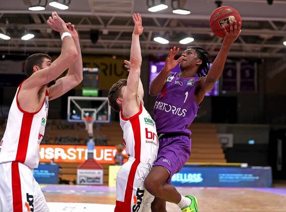GSD zje123 season 2020 21 Easy credit Basketball Bundesliga BG Göttingen Brose Bamberg Göttingens Deishuan Booker on the ball against Bambergs Bennet Hundt.