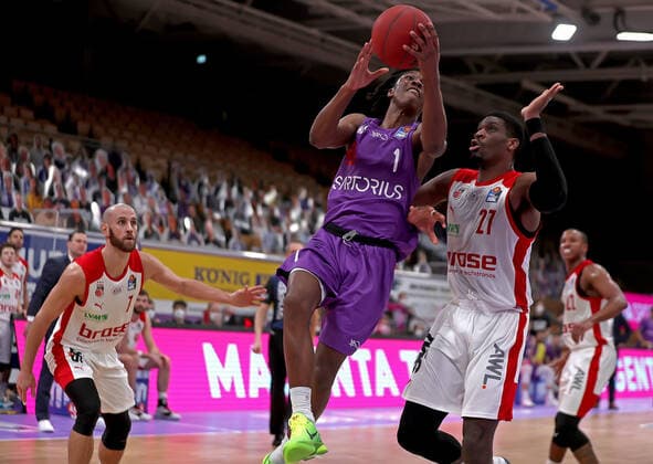 GSD zje123 season 2020 21 Easy credit Basketball Bundesliga BG Göttingen Brose Bamberg Göttingens Deishuan Booker on the ball against Bambergs Shevon Thompson right.