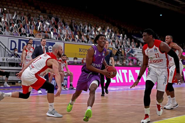 GSD zje123 Season 2020 21 Easy credit Basketball Bundesliga BG Göttingen Brose Bamberg Göttingens Deishuan Booker on the ball against Bambergs Shevon Thompson right and Alex Riuoff left.