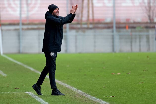 Mainz, Germany 30 January 2021 Regionalliga Südwest 2020 2021 1 FSV Mainz 05 II vs Kickers Offenbach coach Sreto Ristic Offenbach fires up his team at Bruchweg Stadion Hessen Copyright: xFotostandx xRacochax