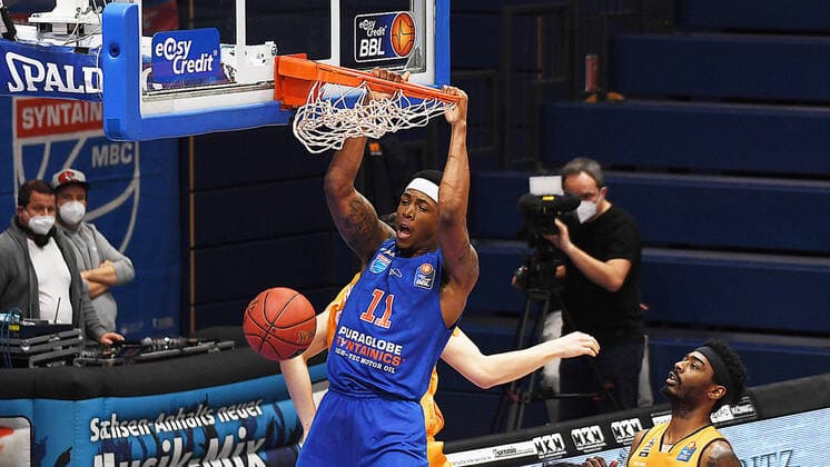 Basketball 1 Bundesliga, season 2020 2021, 15 matchday, Syntainics MBC Weissenfels vs ratiopharm Ulm 30 01 2021 Kyndahl Hill MBC Weissenfels, back number 11 at the basket with a dunk during the match MBC Weissenfels vs Ulm 30 01 2021 Weissenfels Saxony Anhalt Germany Stadthalle Weissenfels