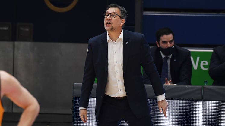 Basketball 1 Bundesliga, 2020 2021 season, matchday 15, Syntainics MBC Weissenfels vs ratiopharm Ulm 30 01 2021 Head coach Silvano Poropat MBC Weissenfels gestures during the match MBC Weissenfels vs Ulm 30 01 2021 Weissenfels Saxony Anhalt Germany Stadthalle Weissenfels