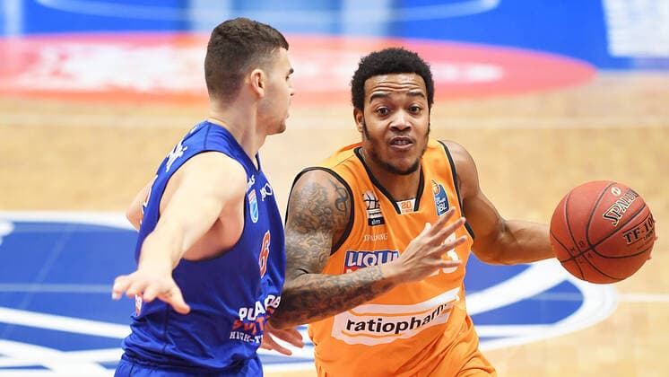 Basketball 1 Bundesliga, Season 2020 2021, 15 Matchday, Syntainics MBC Weissenfels vs ratiopharm Ulm 30 01 2021 Duel for the ball between Troy Caupain Guard ratiopharm Ulm, backnumber 23 r and Marko Krstanovic MBC Weissenfels, backnumber 6 during the match MBC Weissenfels vs Ulm 30 01 2021 Weissenfels Saxony Anhalt Germany Stadthalle Weissenfels