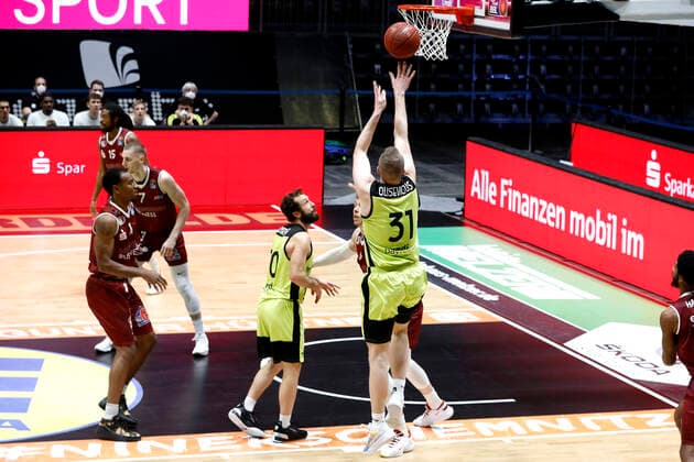 30 01 2021, easyCredit Basketball Bundesliga, BBL, season 2020 2021, men, Chemnitz Niners Medi Bayreuth Osvaldas Olisevicius, Medi Bayreuth, Bastian Doreth, Medi Bayreuth Chemnitz Messe Chemnitz Sachsen Germany