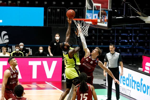 30 01 2021, easyCredit Basketball Bundesliga, BBL, season 2020 2021, men, Chemnitz Niners Medi Bayreuth John Gillon, Niners Chemnitz, Jan Niklas Wimberg, Niners Chemnitz Chemnitz Fair Chemnitz Saxony Germany