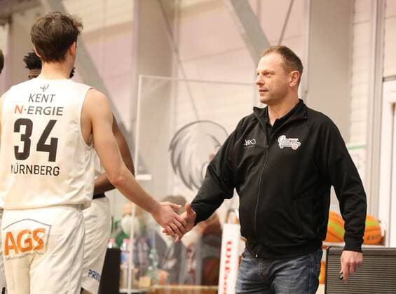 30 01 2021 Basketball Saison 2019 2020 2 Bundesliga Pro A 18 Spieltag Nürnberg Falcons Basketball Club NBC PS Karlsruhe LIONS DaMa Jackson Ross Kent 34, Nürnberg Falcons BC NBC Ralph Junge Trainer Geschäftsführer Headcoach Nürnberg Falcons BC NBC clapping off