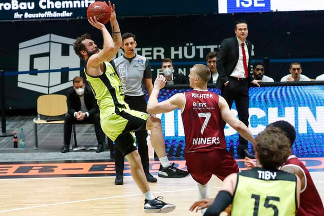 15 Matchday of the easyCredit BBL Basketball Bundesliga at Messe Chemnitz Season 2020 2021 NINERS Chemnitz vs Medi Bayreuth Bastian Doreth Medi Bayreuth 10 left Jonas Richter NINERS Chemnitz 7 right