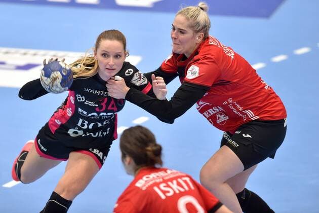 Silje Brons Petersen TuS Metzingen on the ball , Beate Scheffknecht Thueringer HC R , Thueringer HC TuS Metzingen, DHB Cup Women, 30 01 2021, Thueringer HC TuS Metzingen, DHB Cup Women, Handball, GER, 30 01 2021 Bad Langensalza Copyright: xRolandxSippelx-xEibner-Pressefotox