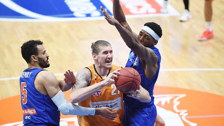 Basketball 1 Bundesliga, Season 2020 2021, 15 Matchday, Syntainics MBC Weissenfels vs ratiopharm Ulm 30 01 2021 92 104 52 51 Duel for the ball between Dylan Osetkowski Center ratiopharm Ulm, backnumber 21 middle , David Brembly MBC Weissenfels, backnumber 5 left and Kyndahl Hill MBC Weissenfels, backnumber 11 right during the match MBC Weissenfels vs Ulm 30 01 2021 Weissenfels Saxony Anhalt Germany Stadthalle Weissenfels