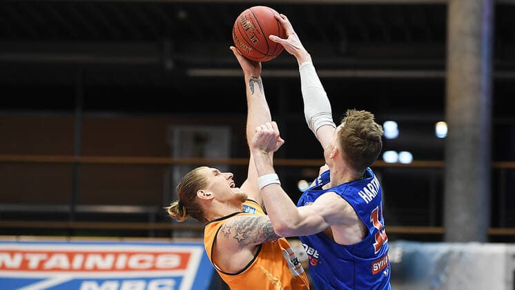 Basketball 1 Bundesliga, Season 2020 2021, 15 Matchday, Syntainics MBC Weissenfels vs ratiopharm Ulm 30 01 2021 92 104 52 51 Duel for the ball between Dylan Osetkowski Center ratiopharm Ulm, back number 21 left and Philpp Hartwich MBC Weissenfels, back number 12 right during the match MBC Weissenfels vs Ulm 30 01 2021 Weissenfels Saxony Anhalt Germany Stadthalle Weissenfels