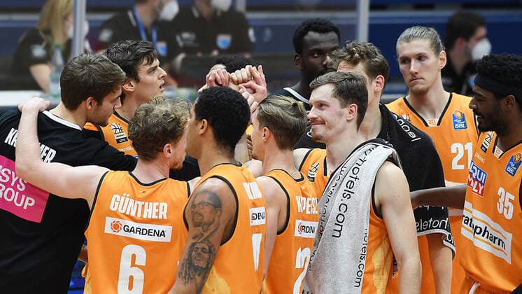 Basketball 1 Bundesliga, season 2020 2021, 15 matchday, Syntainics MBC Weißenfels vs ratiopharm Ulm 30 01 2021 92 104 52 51 players circle ratiopharm Ulm after the game MBC Weißenfels vs Ulm 30 01 2021 to see among others Per Guenther Guard ratiopharm Ulm, back number 6 , Isaiah Wilkins Forward ratiopharm Ulm, Backnumber 11 , Thomas Klepeisz Guard ratiopharm Ulm, Backnumber 22 , Andreas Obst Guard ratiopharm Ulm, Backnumber 13 , Dylan Osetkowski Center ratiopharm Ulm, Backnumber 21 , Aric Holman Center ratiopharm Ulm, Backnumber 35 Weißenfels Sachsen Anhalt Germany Stadthalle Weißenfels