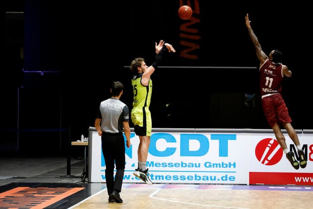 30 01 2021, easyCredit Basketball Bundesliga, BBL, season 2020 2021, men, Chemnitz Niners Medi Bayreuth Matthew Tiby, Medi Bayreuth, Isiaha Mike, Niners Chemnitz Chemnitz Fair Chemnitz Saxony Germany