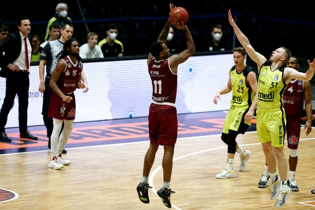 30 01 2021, easyCredit Basketball Bundesliga, BBL, season 2020 2021, men, Chemnitz Niners Medi Bayreuth Isiaha Mike, Niners Chemnitz, Osvaldas Olisevicius, Medi Bayreuth Chemnitz Messe Chemnitz Sachsen Germany