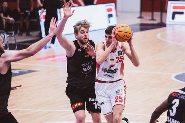 ProA 18 Spieltag Artland Dragons vs VfL Kirchheim Knights, 30 01 2021 Jacob Knauf Artland Dragons, 25 , Till Pape VfL Kirchheim Knights, 19 ProA 18 Spieltag Artland Dragons vs VfL Kirchheim Knights on 30 01 2021 in Quakenbrueck Artland Arena , Germany, Copyright: xBEAUTIFULxSPORTS Neddermannx