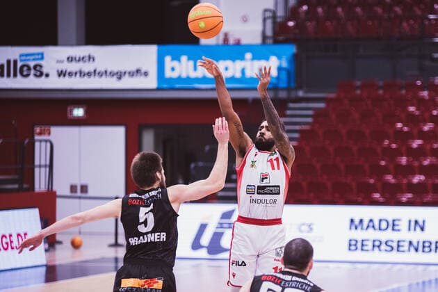 ProA 18 Spieltag Artland Dragons vs VfL Kirchheim Knights, 30 01 2021 Gerel David Simmons Artland Dragons, 11 , Nico Brauner VfL Kirchheim Knights, 5 ProA 18 Spieltag Artland Dragons vs VfL Kirchheim Knights on 30 01 2021 in Quakenbrueck Artland Arena , Germany, Copyright: xBEAUTIFULxSPORTS Neddermannx