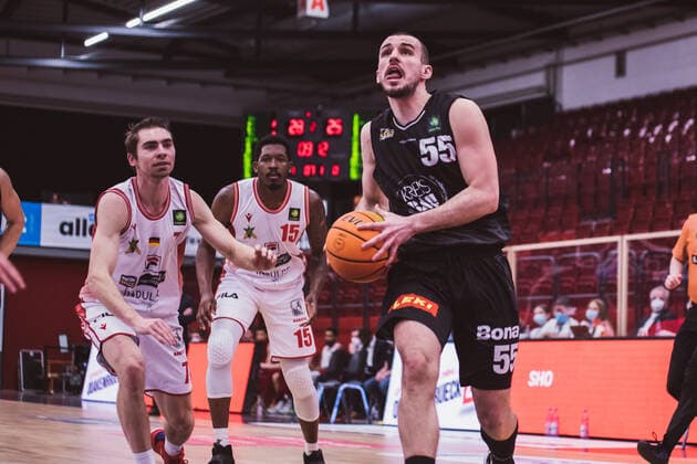 ProA 18 Matchday Artland Dragons vs VfL Kirchheim Knights, 30 01 2021 Adrian Breitlauch Artland Dragons, 7 , Quadir Hassan Welton Artland Dragons, 15 , Karlo Miksic VfL Kirchheim Knights, 55 ProA 18 Matchday Artland Dragons vs VfL Kirchheim Knights on 30 01 2021 in Quakenbrueck Artland Arena , Germany, Copyright: xBEAUTIFULxSPORTS Neddermannx