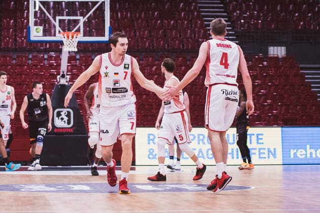 ProA 18 Spieltag Artland Dragons vs VfL Kirchheim Knights, 30 01 2021 Adrian Breitlauch Artland Dragons, 7 , Thorben Doeding Artland Dragons, 4 ProA 18 Spieltag Artland Dragons vs VfL Kirchheim Knights on 30 01 2021 in Quakenbrueck Artland Arena , Germany, Copyright: xBEAUTIFULxSPORTS Neddermannx