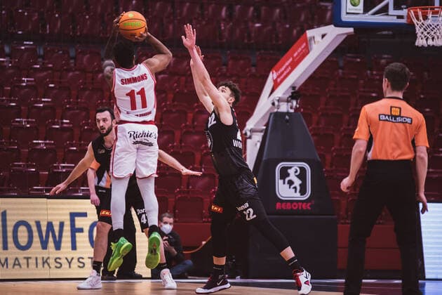 ProA 18 Matchday Artland Dragons vs VfL Kirchheim Knights, 30 01 2021 Gerel David Simmons Artland Dragons, 11 , Kevin Eduardo Wohlrath VfL Kirchheim Knights, 22 ProA 18 Matchday Artland Dragons vs VfL Kirchheim Knights on 30 01 2021 in Quakenbrueck Artland Arena , Germany, Copyright: xBEAUTIFULxSPORTS Neddermannx