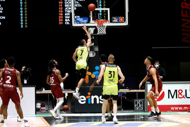 30 01 2021, easyCredit Basketball Bundesliga, BBL, season 2020 2021, men, Chemnitz Niners Medi Bayreuth Philip Jalalpoor, Medi Bayreuth, Osvaldas Olisevicius, Medi Bayreuth Chemnitz Messe Chemnitz Sachsen Germany
