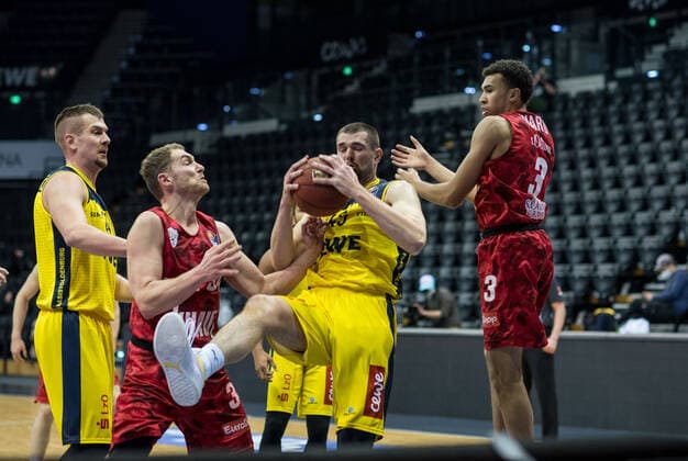GER, Basketball, EWE Baskets Oldenburg vs s Oliver Würzburg 30 01 2021, EWE Arena, Oldenburg, GER, easy Credit BBL, EWE Baskets Oldenburg vs s Oliver Würzburg, in picture Nathan BOOTHE EWE Baskets Oldenburg 45 Felix HOFFMANN s Oliver Würzburg 34 Tyson WARD s Oliver Würzburg 3 Rasid MAHALBASIC EWE Baskets Oldenburg 24 nordphotoxRojahn nph00310