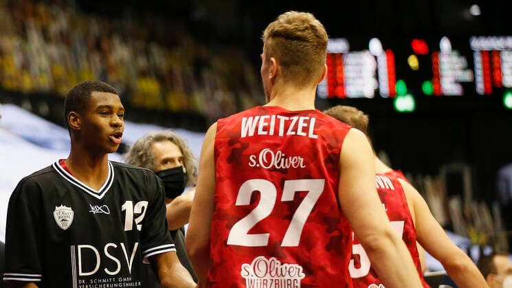 Germany , Oldenburg , EWE Arena Weser Ems Hallen , 30 01 2021, emspor, emonline, despor, deonline, EWE Baskets Oldenburg vs s Oliver Wuerzburg, easyCredit BBL, 15 Spieltag Picture v l Elijah Ndi s Oliver Wuerzburg and Jonas Weitzel s Oliver Wuerzburg high-five each other before kick-off Copyright: HMBxMedia JulienxBecker