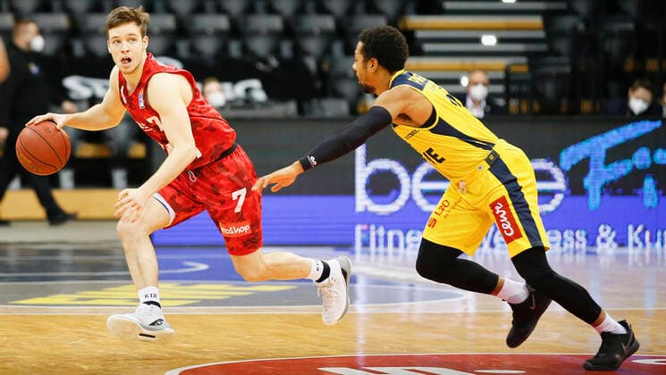 Germany , Oldenburg , EWE Arena Weser Ems Hallen , 30 01 2021, emspor, emonline, despor, deonline, EWE Baskets Oldenburg vs s Oliver Wuerzburg, easyCredit BBL, 15 Spieltag Bild v l Nils Haßfurther s Oliver Wuerzburg vs Phil Pressey EWE Baskets Oldenburg Copyright: HMBxMedia JulienxBecker