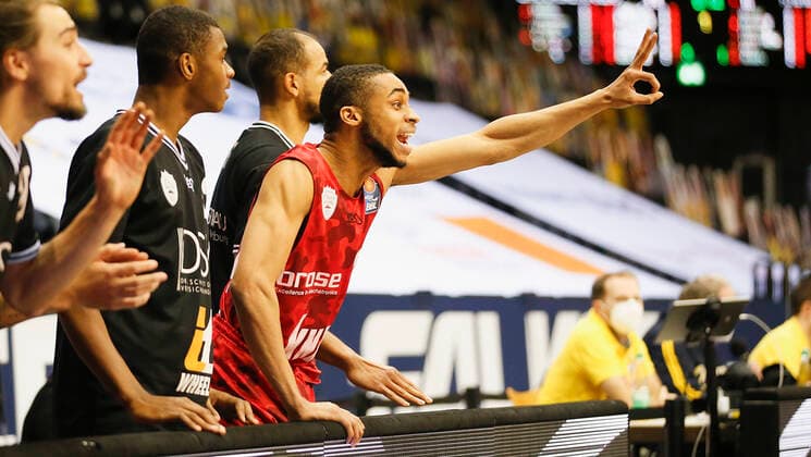 Germany , Oldenburg , EWE Arena Weser Ems Hallen , 30 01 2021, emspor, emonline, despor, deonline, EWE Baskets Oldenburg vs s Oliver Wuerzburg, easyCredit BBL, 15 Spieltag Picture f l Julian Albus s Oliver Wuerzburg , Elijah Ndi s Oliver Wuerzburg , Alex King s Oliver Wuerzburg and Cameron Hunt s Oliver Wuerzburg cheering on their teammates Copyright: HMBxMedia JulienxBecker