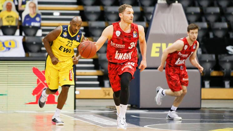 Germany , Oldenburg , EWE Arena Weser Ems Hallen , 30 01 2021, emspor, emonline, despor, deonline, EWE Baskets Oldenburg vs s Oliver Wuerzburg, easyCredit BBL, 15 Spieltag Picture f l Rickey Paulding EWE Baskets Oldenburg , Felix Hoffmann s Oliver Wuerzburg and Nils Haßfurther s Oliver Wuerzburg Copyright: HMBxMedia JulienxBecker