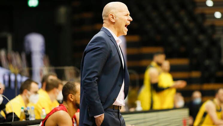 Germany , Oldenburg , EWE Arena Weser Ems Hallen , 30 01 2021, emspor, emonline, despor, deonline, EWE Baskets Oldenburg vs s Oliver Wuerzburg, easyCredit BBL, 15 matchday picture coach Denis Wucherer s Oliver Wuerzburg cheers on his team Copyright: HMBxMedia JulienxBecker