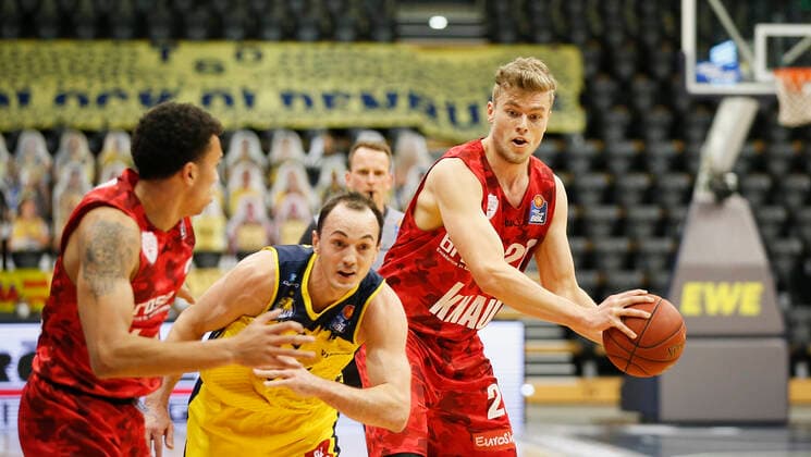 Germany , Oldenburg , EWE Arena Weser Ems Hallen , 30 01 2021, emspor, emonline, despor, deonline, EWE Baskets Oldenburg vs s Oliver Wuerzburg, easyCredit BBL, 15 Spieltag Picture f l Tyson Ward s Oliver Wuerzburg , Karsten Tadda EWE Baskets Oldenburg and Jonas Weitzel s Oliver Wuerzburg Copyright: HMBxMedia JulienxBecker