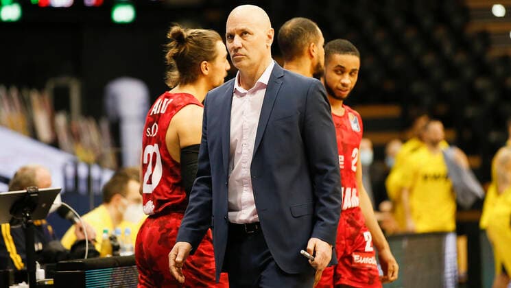Germany , Oldenburg , EWE Arena Weser Ems Hallen , 30 01 2021, emspor, emonline, despor, deonline, EWE Baskets Oldenburg vs s Oliver Wuerzburg, easyCredit BBL, 15 Spieltag Picture f l Julian Albus s Oliver Wuerzburg , Coach Denis Wucherer s Oliver Wuerzburg with serious look, Alex King s Oliver Wuerzburg and Jonas Weitzel s Oliver Wuerzburg Copyright: HMBxMedia JulienxBecker
