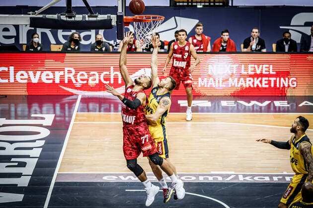 Basketball Oldenburg 30 01 2021 Season 2020 2021 easyCredit BBL 15 Matchday EWE Baskets s Oliver Würzburg Basketball Oldenburg 30 01 2021 Season 2020 2021 easyCredit BBL 15 Matchday EWE Baskets s Oliver Würzburg Alex King, No 77, Würzburg 4, Keith Hornsby, EWE Baskets Oldenburg editorial use only commercial use only by arrangement with the photographer Oldenburg Germany