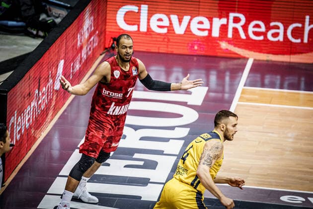 Basketball Oldenburg 30 01 2021 Season 2020 2021 easyCredit BBL 15 Matchday EWE Baskets s Oliver Würzburg Basketball Oldenburg 30 01 2021 Season 2020 2021 easyCredit BBL 15 Matchday EWE Baskets s Oliver Würzburg Alex King, No 77, Würzburg 4, Keith Hornsby, EWE Baskets Oldenburg editorial use only commercial use only by arrangement with the photographer Oldenburg Germany