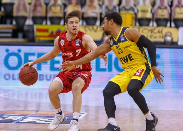 Oldenburg, Lower Saxony, DEU, 30 01 2021, Nils Haßfurther left, s Oliver Würzburg and Phil Pressey right, EWE Baskets Oldenburg EWE Baskets Oldenburg vs s Oliver Würzburg 1 Basketball Bundesliga Saison 2020 2021, 15 Spieltag, Grosse EWE Arena EWE Baskets Oldenburg vs s Oliver Würzburg www.andreas-burmann.de