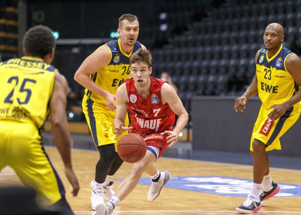 Oldenburg, Lower Saxony, DEU, 30 01 2021, Nils Haßfurther center, s Oliver Würzburg , Rickey Paulding right, EWE Baskets Oldenburg , Rasid Mahalbasic center, EWE Baskets Oldenburg and Phil Pressey left, EWE Baskets Oldenburg EWE Baskets Oldenburg vs s Oliver Würzburg 1 Basketball Bundesliga Saison 2020 2021, 15 Spieltag, Grosse EWE Arena EWE Baskets Oldenburg vs s Oliver Würzburg www.andreas-burmann.de