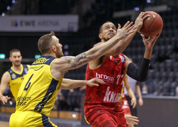 Oldenburg, Lower Saxony, DEU, 30 01 2021, Alex King right, s Oliver Würzburg and Keith Hornsby left, EWE Baskets Oldenburg EWE Baskets Oldenburg vs s Oliver Würzburg 1 Basketball Bundesliga Saison 2020 2021, 15 Spieltag, Grosse EWE Arena EWE Baskets Oldenburg vs s Oliver Würzburg www.andreas-burmann.de