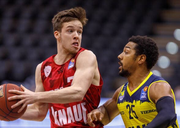 Oldenburg, Lower Saxony, DEU, 30 01 2021, Nils Haßfurther left, s Oliver Würzburg and Phil Pressey right, EWE Baskets Oldenburg EWE Baskets Oldenburg vs s Oliver Würzburg 1 Basketball Bundesliga Saison 2020 2021, 15 Spieltag, Grosse EWE Arena EWE Baskets Oldenburg vs s Oliver Würzburg www.andreas-burmann.de