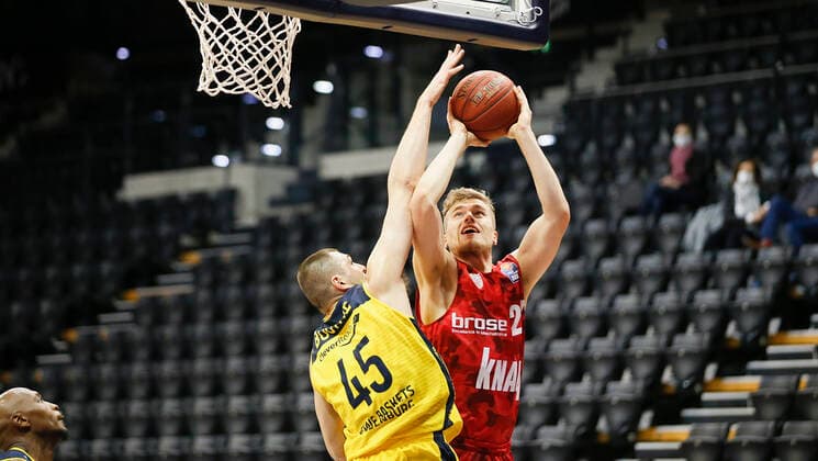 Germany , Oldenburg , EWE Arena Weser Ems Hallen , 30 01 2021, emspor, emonline, despor, deonline, EWE Baskets Oldenburg vs s Oliver Wuerzburg, easyCredit BBL, 15 Spieltag Bild v l Nathan Boothe EWE Baskets Oldenburg vs Jonas Weitzel s Oliver Wuerzburg Copyright: HMBxMedia JulienxBecker