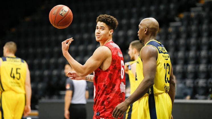 Germany , Oldenburg , EWE Arena Weser Ems Hallen , 30 01 2021, emspor, emonline, despor, deonline, EWE Baskets Oldenburg vs s Oliver Wuerzburg, easyCredit BBL, 15 Spieltag Picture v l Joshua Obiesie s Oliver Wuerzburg and Rickey Paulding EWE Baskets Oldenburg after a foul whistle against Joshua Obiesie s Oliver Wuerzburg Copyright: HMBxMedia JulienxBecker