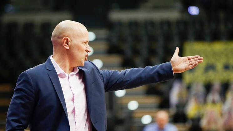 Germany , Oldenburg , EWE Arena Weser Ems Hallen , 30 01 2021, emspor, emonline, despor, deonline, EWE Baskets Oldenburg vs s Oliver Wuerzburg, easyCredit BBL, 15 matchday picture coach Denis Wucherer s Oliver Wuerzburg is upset Copyright: HMBxMedia JulienxBecker