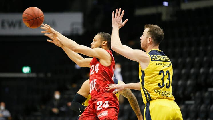 Germany , Oldenburg , EWE Arena Weser Ems Hallen , 30 01 2021, emspor, emonline, despor, deonline, EWE Baskets Oldenburg vs s Oliver Wuerzburg, easyCredit BBL, 15 Spieltag Bild v l Cameron Hunt s Oliver Wuerzburg vs Philipp Schwethelm EWE Baskets Oldenburg Copyright: HMBxMedia JulienxBecker