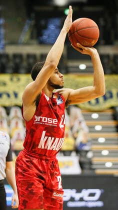 Germany , Oldenburg , EWE Arena Weser Ems Hallen , 30 01 2021, emspor, emonline, despor, deonline, EWE Baskets Oldenburg vs s Oliver Wuerzburg, easyCredit BBL, 15 Spieltag picture Cameron Hunt s Oliver Wuerzburg with the three-pointer Copyright: HMBxMedia JulienxBecker